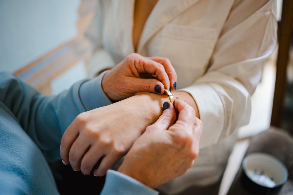 Bridal Party getting ready for a winter wedding at Rockbeare Manor